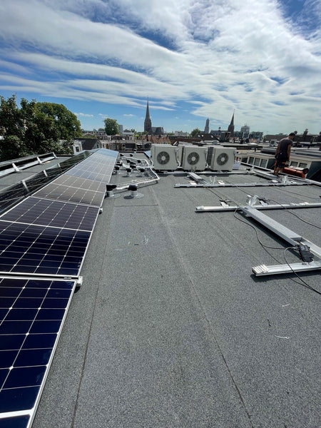 Zonnepanelen voor Vastgoedverhuurders: Slimme Zetten onder de Nieuwe Wetgeving van Hugo de Jonge